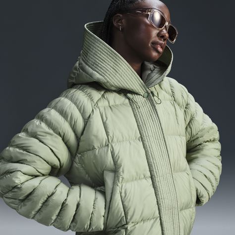 Stay warm on the coldest days by bundling up in this oversized puffer. Nike Therma-FIT technology helps manage your body’s natural heat to help keep you warm in cold-weather conditions. Exaggerated details (like the extra-wide storm flap and the oversized hood) help give this winter staple an updated look, while the PrimaLoft® Thermoplume®-filled baffles work to keep you cozy. And when your hands get cold, just slip them in the pockets—or zip them up to keep small items safe. Womens Winter Coat, Louis Vuitton Taschen, Oversized Hooded Jacket, Winter Fashion Women, Oversized Puffer Jacket, Winter Activewear, Fall Outerwear, Oversized Puffer, Women's Windbreaker