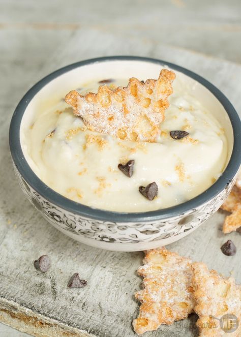 This Cannoli Dip is perfect for parties or holidays! Taste like a Cannoli without a lot of work! Super easy and tasty! Recipes With Mascarpone Cheese, Frozen Chocolate Bananas, Chocolate Chip Dip, Cannoli Dip, Mascarpone Dessert, Cannoli Cream, Italian Recipes Traditional, Salsa Dip, Dessert Dips