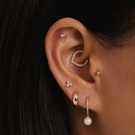 Check out 20 aesthetic ear piercing ideas that will elevate your style game. Create a unique, edgy look!#EarPiercingAesthetic #PiercingGoals #AestheticEar #TrendyPiercings #EarCuration #JewelryLayering #MinimalistPiercings #EarStack #EdgyStyle #GoldHoops #StatementEarrings #ChicPiercings Rose Gold Ear Styling, Delicate Ear Piercings Classy, Ear Piercings Pearls, Ear Piercings With Tragus, Piercing Ear Design, Wedding Ear Piercings, Ear Mapping Piercing Ideas, Cartlidge Piercing Placement, Daith Piercing Jewelry Gold