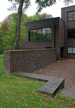 Just like some houses near me on Lakeside Drive in Esher. Mies van der Rohe - Haus Lange and Haus Esters Less Is More Architecture, Mies Van Der Rohe House, Robert Mallet Stevens, Green Architect, Building Skin, Brutalism Architecture, Houses Of The Holy, Ludwig Mies Van Der Rohe, Walter Gropius