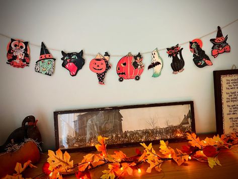 Vintage Style Halloween Garland Retro Banner Kitsch Pumpkins - Etsy Spooky Wall Decor, Retro Banner, Wall Decor Party, Vintage Halloween Decor, Vintage Bunting, Halloween Bunting, Halloween Clips, Halloween Garland, Crochet Wall Hangings