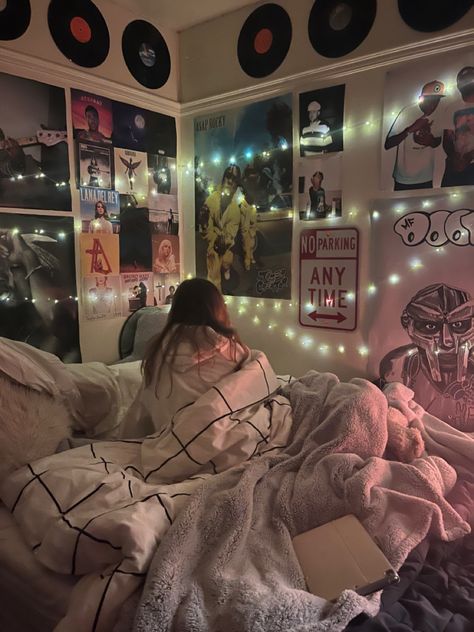 Trap Bedroom Ideas, Bedroom Ideas Tomboy, Skatergirl Room, Tomboy Bedroom Ideas, Room Ideas Aesthetic Grunge Y2k, Room Decor Skater, Boy Room Ideas Teen, Bedroom Ideas Skater, Room Ideas Skater