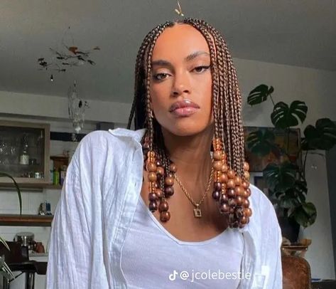 Bead Color Combinations For Hair, Cute Tops Aesthetic Vintage, Bead Hairstyles Black Women, Short Braids Beads, College Hairstyles Black Women, Brown Short Braids, Braids Styles 2023, Short Braided Hairstyles For Black Women, Braids With Wooden Beads