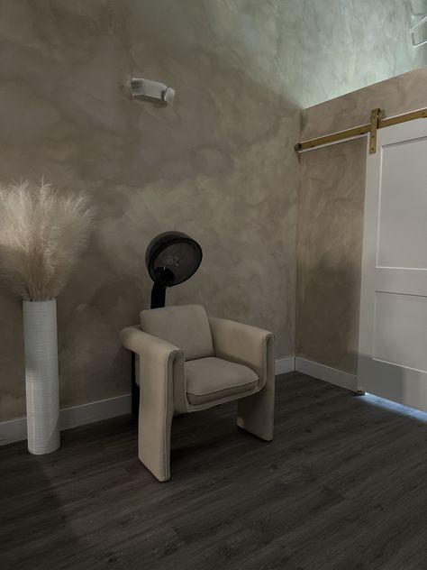 Gold Salon Suite Decor, Salon Suite Decor Studios, Small Salon Suite Ideas Interior Design, Hair Suite Decor Salon Ideas, Boho Salon Suite, Salon Suite Ideas, Luxury Salon Interior Design, Rustic Salon Decor, Spa Bedroom Ideas