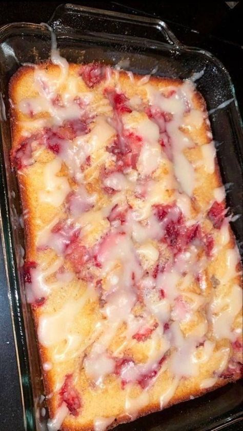 Keto Strawberry Cream Cheese, Cream Cheese Cobbler, Strawberry Cream Cheese Cobbler, Strawberry Recipes Easy, Strawberry Cobbler, Free Keto Meal Plan, Keto Cream, Keto Cake, Keto Dessert Easy