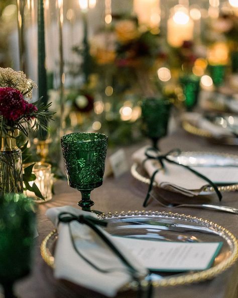 Green goblets and velvet green napkin bows for a wedding in Atlanta. Green Velvet Napkins Wedding, Green Velvet Tablecloth, Emerald Napkins Wedding, Green Velvet Table Linen, Green Goblet Table Setting, Green Fall Weddings, Wedding Goblets, Green Napkins, Emerald Green Weddings