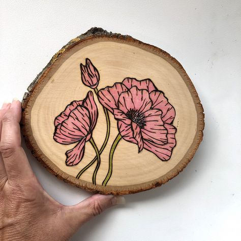 Drawing Ideas On Wood, Flower Wood Painting, Flower Wood Burning Patterns, Wood Burning Easy Ideas, Flowers On Wood Painting, Wood Burning And Painting, Painting On Wooden Piece, Wood Circle Art, Wood Drawing Ideas