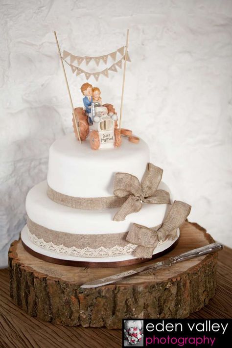 Cake Tractor, Tractor Wedding, Farmer Wedding, Shabby Chic Wedding Cake, Country Wedding Cake Toppers, Chic Wedding Cake, Barn Wedding Cakes, Chic Rustic Wedding, Rustic Shabby Chic Wedding