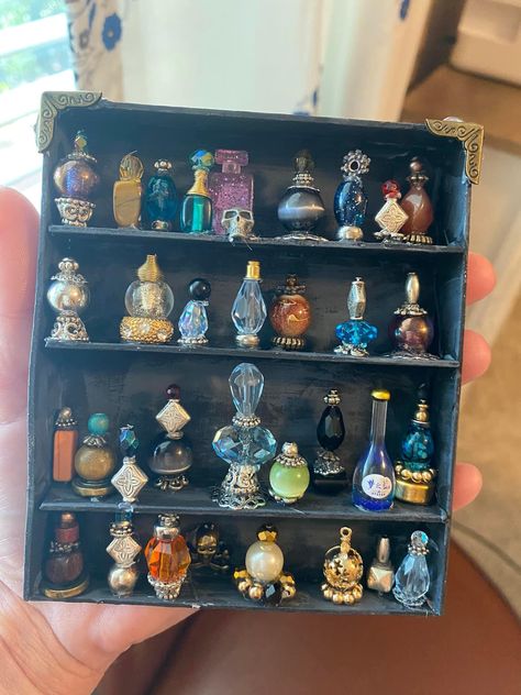 Fairy Miniatures Diy, Witchy Miniatures Diy, Jewelry Making Organization Ideas, Miniature Glass Bottle Crafts, Miniature Bottle Crafts, Diy Miniature Bookshelf, Diy Outlet Covers Ideas, Witchy Trinkets, Mini Furniture Diy