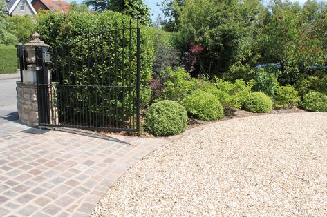 Circular Gravel Driveway - Outerspace Circular Driveway With Carport, Cobblestone And Gravel Driveway, Large Gravel Driveway, In And Out Driveway Ideas, Pebble Driveway Ideas, Cotswold Gravel Driveway, Small Gravel Driveway Ideas, Cottage Driveway Ideas, Bungalow Driveway