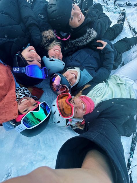 Friend group ski pic Snowboard Group Photos, Group Ski Pictures, Ski Group Photo, Ski Trip With Friends, Winter Inspo Pics, School Ski Trip, Snow Photo Ideas, Skiing With Friends, Ski Trip Aesthetic