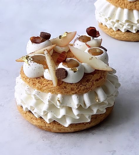 Michelin Dessert, Praline Paste, Vanilla Pastry Cream, Paris Bakery, Fancy Desserts Recipes, Fine Dining Desserts, Pastry Design, Brulee Recipe, Bakery Menu