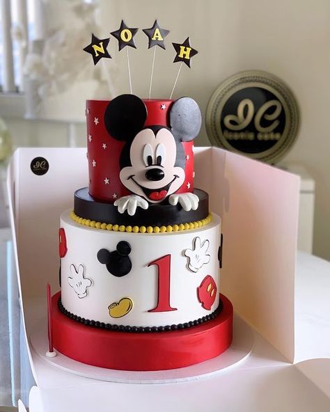 Mickey Mouse Cake 2 Tier, Mickey Mouse Cake For Boys, Mickey Mouse Birthday Cakes, Disney Birthday Ideas, Baby Mickey Mouse Cake, Cakes Disney, Mickey Birthday Cakes, Γενέθλια Mickey Mouse, Mickey Mouse Clubhouse Cake