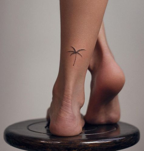 Ankle Tat, Basic Tattoos, Small Girly Tattoos, Crown Tattoo Design, Palm Tattoos, Tasteful Tattoos, Petite Tattoos, Cute Tiny Tattoos, Mehndi Tattoo