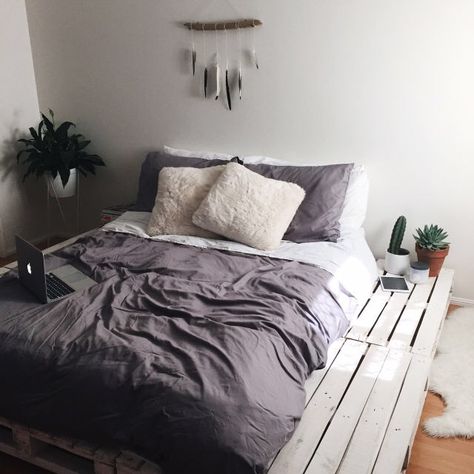 Bed crate Zimmer Diy, Minimal Interior Design, Bed Platform, Pallet Bed, Deco Studio, Air Mattress, Design Del Prodotto, House Room, Dream Rooms