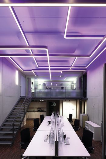 Liquid Line 3D Suspended G3/P3 Retail Exterior, Linear Lighting Design, Lighting Office, Decorative Ceiling Lights, Design Ceiling, Ceiling Light Fittings, Retail Lighting, Colored Ceiling, Pink Bedrooms