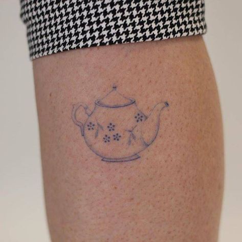 Teapot Tattoo, Aesthetic Tattoo Ideas, Teacup Tattoo, Tattoo Toronto, 20 Aesthetic, Single Needle Tattoo, London Tattoo, Poke Tattoo, Dainty Tattoos