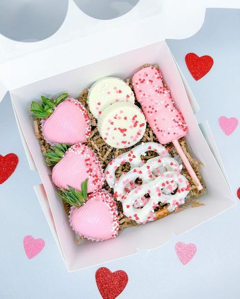 Oreo Cookie Valentine Ideas, Chocolate Covered Treats Valentines, Valentines Dipped Strawberries, Valentine Treat Boxes Ideas Sweets, Valentines Day Sweets Box Ideas, Valentines Day Strawberry Box Ideas, Sweet Treat Box Ideas, Valentine Strawberry Boxes, Valentines Day Treat Box Ideas