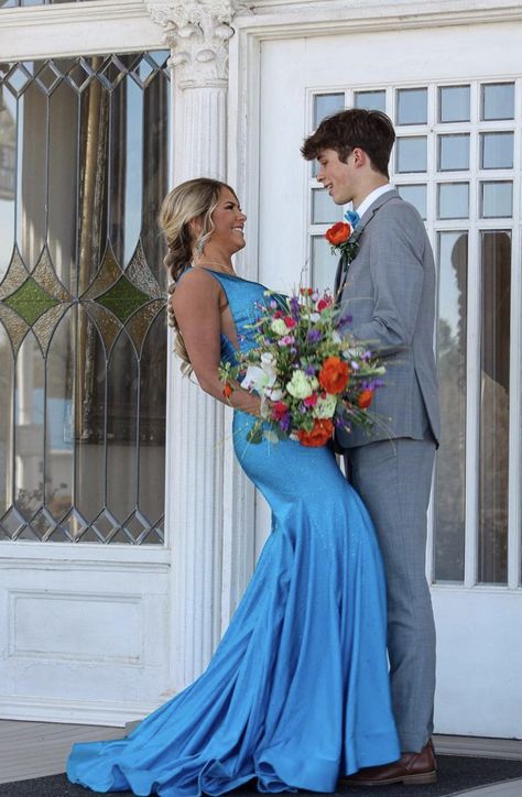 Turquoise Prom Couple, Teal Prom Couple, Prom Dates Couples, Blue Prom Couple, Prom Details, Tux Colors, Tux Prom, Aqua Prom Dress, Prom Photography Poses