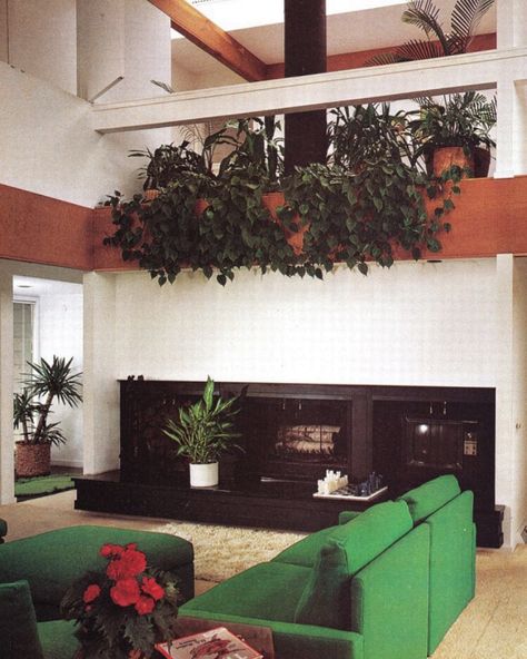 70s House Aesthetic, Plant House Aesthetic, 1980s Living Room, Art Deco Furniture Design, Giki Tiki, Green House Exterior, 1980s Decor, 70s House, 70s Green