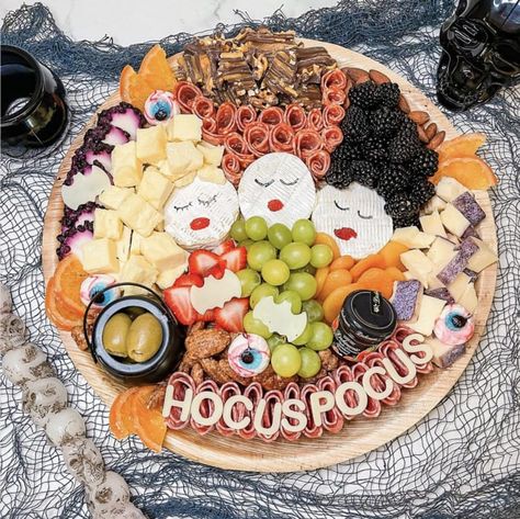 The witches are back in these Hocus Pocus charcuterie boards featuring the Sanderson sisters, Binx, and Winifred's magic book. Here's how to make them. #hocuspocus #halloween #charcuterie Disney Halloween Charcuterie Board, Witch Themed Food, Hocus Pocus Charcuterie, Halloween Apps, Halloween Charcuterie, Hocus Pocus Party, Halloween Hocus Pocus, Spooky Food, Halloween Food Treats