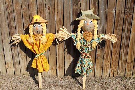 Build a Cute Scarecrow Hay Bale Decorating Ideas, Build A Scarecrow, Indie Crafts, Scarecrow Festival, Make A Scarecrow, Scarecrows For Garden, Diy Scarecrow, Scarecrow Crafts, Outside Fall Decor