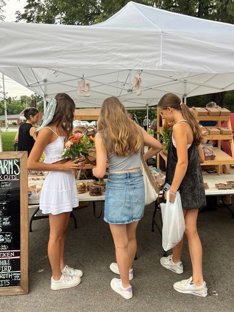 Farmers Market With Friends Aesthetic, Saturday Market Aesthetic, Shopping Summer Aesthetic, Farmers Market Photo Ideas, Farmers Market With Friends, Art Market Aesthetic, Craft Market Aesthetic, Shopping Trip Aesthetic, Farmer Market Aesthetic