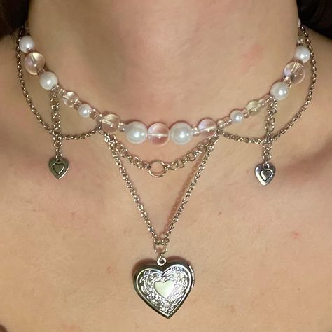 Locket Necklace Aesthetic, Chokers Aesthetic, Locket Heart Necklace, Heart Beaded Necklace, Jewelry Kpop, Beaded Heart Necklace, Indie Jewelry, Tooth Necklace, Bead Charms Diy