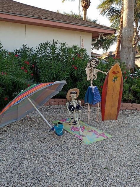 Skeleton Beach Scene, Skeleton Beach Theme, Halloween On The Beach, Florida Halloween Decorations, Halloween Beach Decor, Beach Halloween Decor, Beachy Halloween, Skeleton Decorations Outdoor, Skeleton Scenes