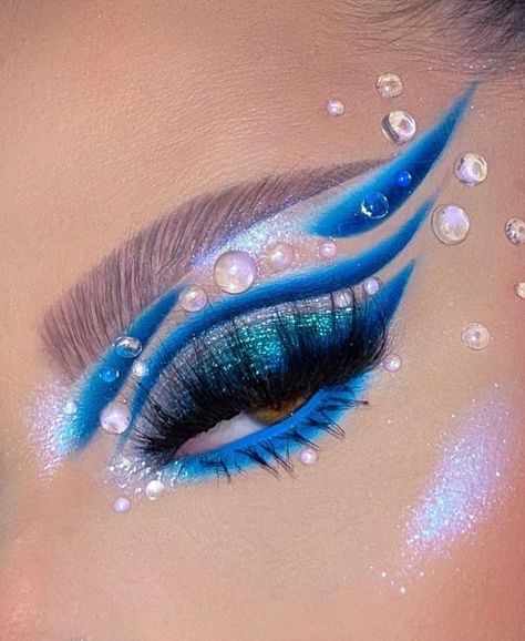 Extreme Eye Makeup Looks, Blue Rave Makeup, Barbie Aesthetic Makeup, Makeup Halloween Ideas Creative, Blue Halloween Makeup, Creative Makeup Looks Eye Art, Rave Eye Makeup, Makeup Bleu, Eye Makeup For Almond Eyes