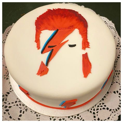 David Bowie Cake Ideas, David Bowie Cake, David Bowie Children, Pasteles Aesthetic, David Bowie Artwork, Bowie Birthday, David Bowie Birthday, Music Cake, Cake Stuff