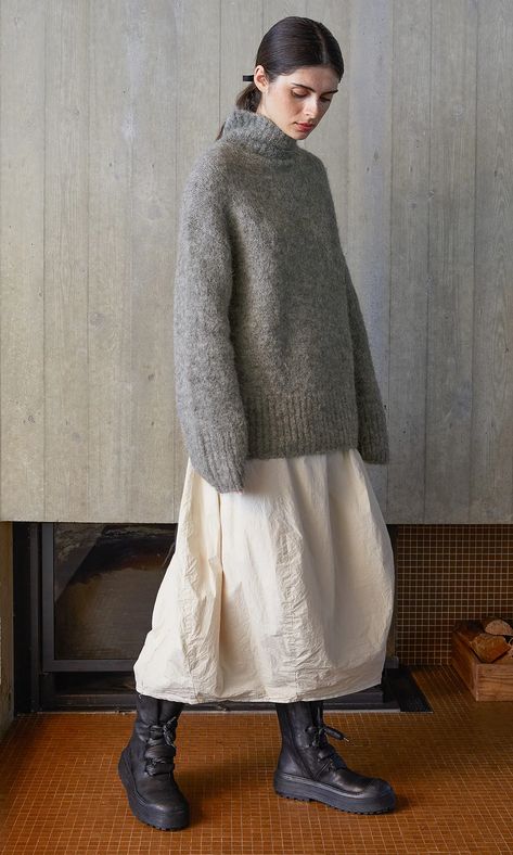 Sweater Turtleneck Outfit, Jumper Outfit Women, Big Sweater Outfit, Long Skirt Winter, Grey Sweater Outfit, Oversize Outfit, Boho Wear, Big Skirts, Turtleneck Outfit