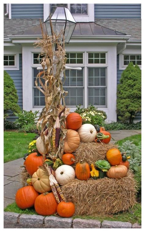 Fall Hay Bale Decor, Fall Decor Hay Bales, Fall Yard Displays, Hay Bale Decorating Ideas, Corn Stalk Decor, Hay Bales And Pumpkins, Hay Bale Fall Decor, Thanksgiving Display, Outside Fall Decorations