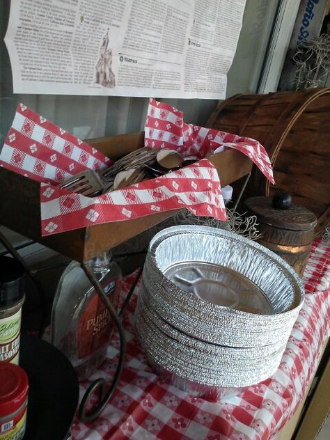 old west chuck wagon. pie tins for plates...big enough for your beans n corn bread n apple pie Chuck Wagon Birthday Party, Chuck Wagon Theme Party, Chuck Wagon Party Ideas, Old West Decorations Western Theme, Chuck Wagon Dinner Party, Old West Party Ideas, Old West Birthday Party, Chuck Wagon Party Western Theme, Old West Party