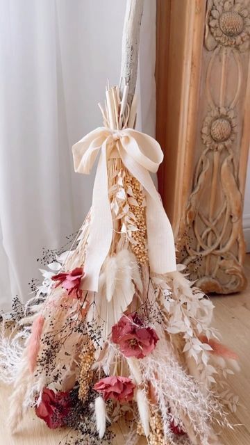 Diy Floral Witches Broom, Witch Broom Bouquet, Witch Broom Making, Floral Witch Broom, Witch Broom Stick Diy, Floral Broomstick Diy, Diy Harry Potter Broomstick, How To Make A Broom, Wedding Broom Ideas Diy