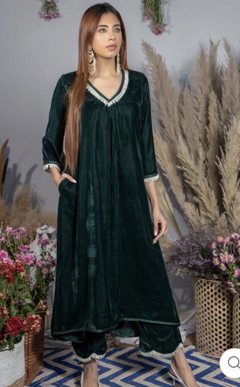 Simple Velvet Suit Design, Valvet Suite Design Pakistani, Valvet Suite Design, Shdi Dress, Latest Velvet Dresses, Simple Silk Dress, Frock Ideas, Suit With Lace, Plain Suits