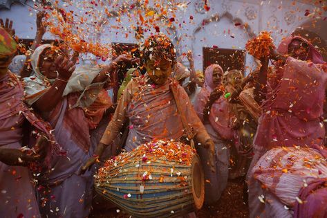 Widows dance as they throw flowers into the air during Holi celebrations organised by non-governmental organisation Sulabh International at a widows' ashram in Vrindavan in the northern Indian state of Uttar Pradesh, March 17, 2014. Happy Holi Video, Holi Festival Of Colours, Northern Lights Painting, Holi Photo, Holi Celebration, India Colors, Flower Festival, Hindu Festivals, Holi Festival