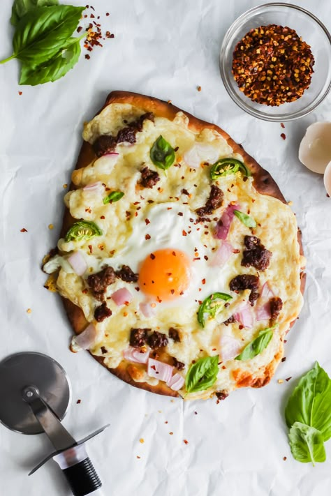 Breakfast With Naan Bread, Egg On Pizza, Naan Egg Breakfast, Naan Breakfast Ideas, Naan Bread Breakfast Ideas, Naan Breakfast Pizza, Breakfast Naan, Naan Breakfast, Cheesy Naan