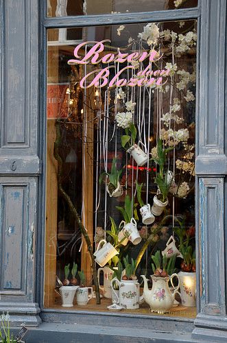 rozen doen blozen | Ingrid Jansen | Flickr Florist Display, Spring Window Display, Decoration Vitrine, Deco Champetre, Store Window Displays, Spring Window, Online Shop Design, Florist Shop, Store Windows