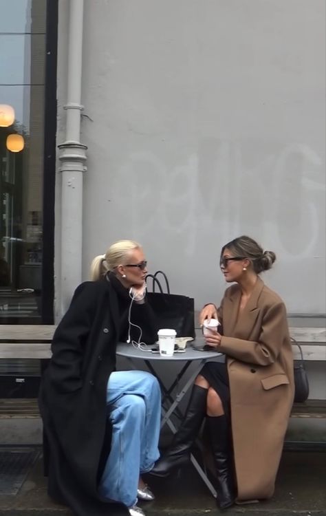 Friends Street Style, Paris Content Ideas, Paris Business Fashion, Friends Coffee Aesthetic, Aesthetic Brunch Pictures, Coffee Friends Aesthetic, Autumn Friends Aesthetic, Friends City Aesthetic, New York Friends Aesthetic