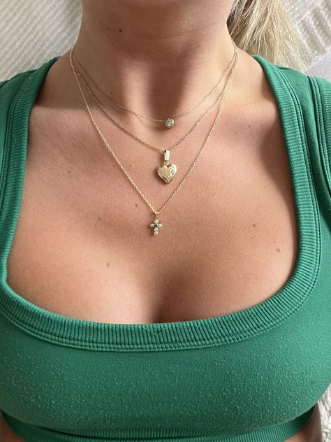 Stacked Gold Necklaces, Gold Locket Necklace, Necklace Stack, Silver Diamond Necklace, Necklaces Gold, Gold Locket, Gold Diamond Necklace, Gold Necklaces, Pinterest Fashion