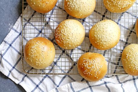 40-Minute Super Soft Hamburger Buns Recipe -- You're less than one hour away from soft and sesame-topped homemade hamburger buns for your next cookout! girlversusdough.com @girlversusdough #girlversusdough #breadrecipe #burgerbuns Soft Hamburger Bun Recipe, Soft Hamburger Buns, Cinnamon Raisin Sourdough, Montreal Bagels, Hamburger Buns Recipe, Easy No Knead Bread, No Knead Bread Recipe, Homemade Burger Buns, Hamburger Bun Recipe