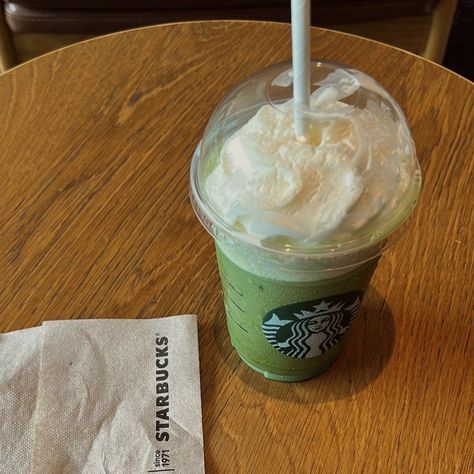 Matcha Frappe Aesthetic, Starbucks Macha Late, Green Starbucks Aesthetic, Matcha Frappe Starbucks, Matcha Frappuccino Starbucks, Starbucks Drinks Matcha, Starbucks Matcha Drinks, Starbucks Frappe, Matcha Starbucks