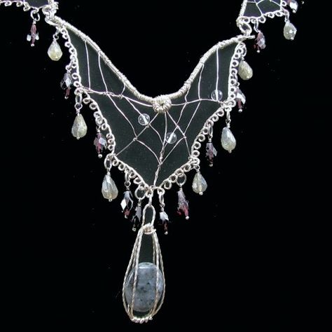 DIY web necklace with tulle, craft wire and silver thread. Spider Web Necklace, Vintage Art Deco Wedding, Web Necklace, Diamond Ring Vintage, Spider Necklace, Necklace Ruby, Garnet And Diamond Ring, Pink Moonstone, Czech Art