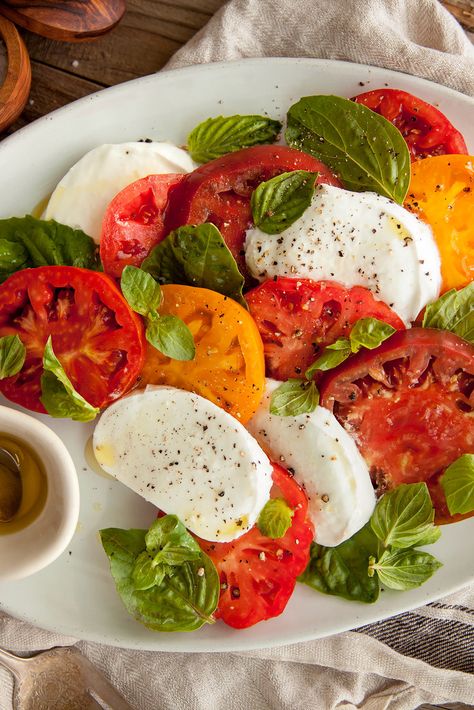 Summer Tomato Recipe, Tomato And Onion Salad, Caprese Salad Recipe, Tomatoes Mozzarella, Fresh Tomato Sauce, Tomato Tart, Summer Tomato, Nyt Cooking, Summer Dishes