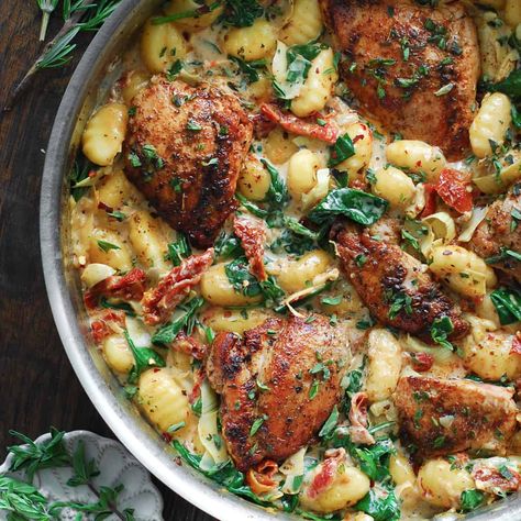 Creamy Tuscan Chicken and Gnocchi (30 Minutes, ONE-PAN) Gnocchi With Spinach, Chicken And Gnocchi, Simple Spinach Salad, Creamy Tuscan Chicken, Chicken And Pasta, Chicken Gnocchi, Tuscan Chicken, Gnocchi Recipes, Sun Dried Tomatoes