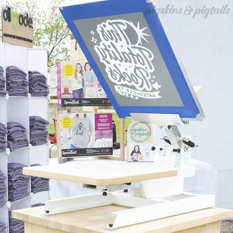 10 Tips for Successful Live Screen Printing at Events Diy Party Bags, Ikea Cart, Screen Printing Shops, Screen Printing Supplies, Screen Printing Studio, Screen Printing Press, Printing Studio, Live Screen, Sprayer Bottle