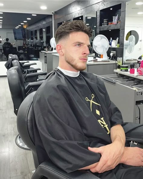 Haircut With Lines Mens, Declan Rice Haircut, Hot Rugby Players, Declan Rice, Michael Roberts, Football Pics, Savage Beauty, Haircut Style, New Haircut