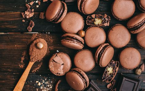 Download wallpapers chocolate macaroons, biscuits, chocolate biscuits, sweets, baked goods Chocolate Macaroons, Chocolate Macaron, Caramel Bits, Chocolate Biscuits, Macaron Recipe, Food Wallpaper, Salty Snacks, Unsweetened Cocoa, Easy Cookies