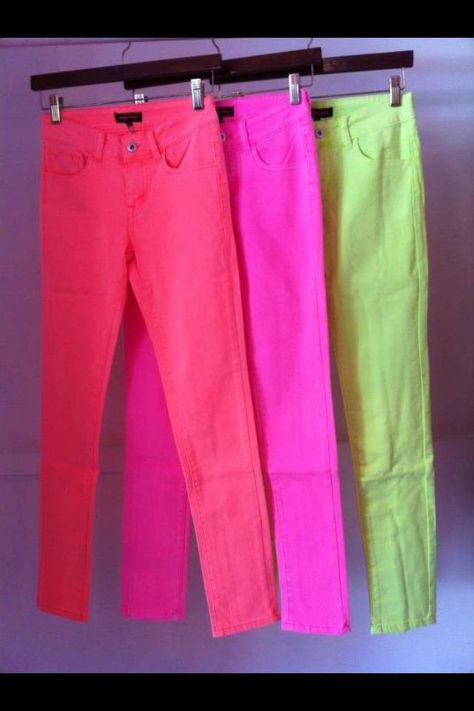 Neon colored Jeans for Summer Ropa Color Neon, Neon Jeans, Jeans For Summer, Rosa Neon, Color Outfits, Daisy Wallpaper, Color Collage, Neon Nights, Pinterest Ideas